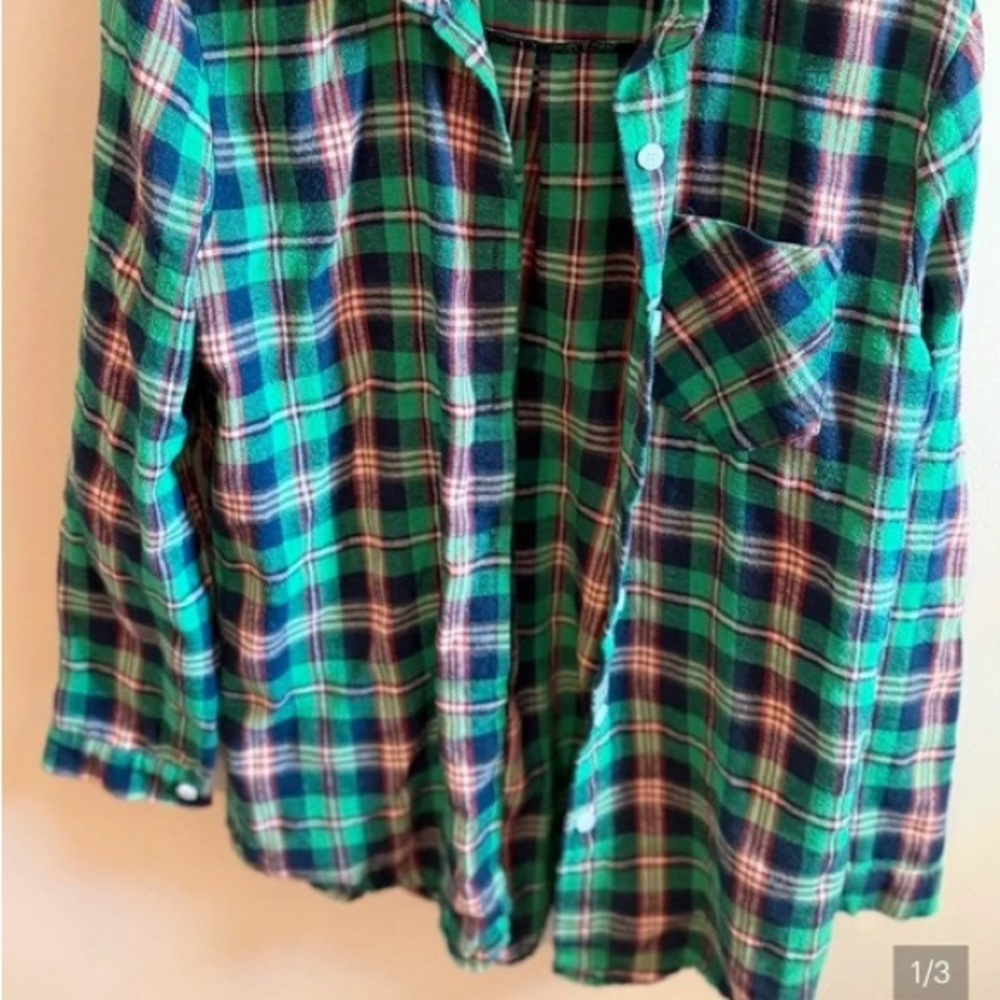 Women’s Green Plaid Long Sleeve Button-Up Shirt